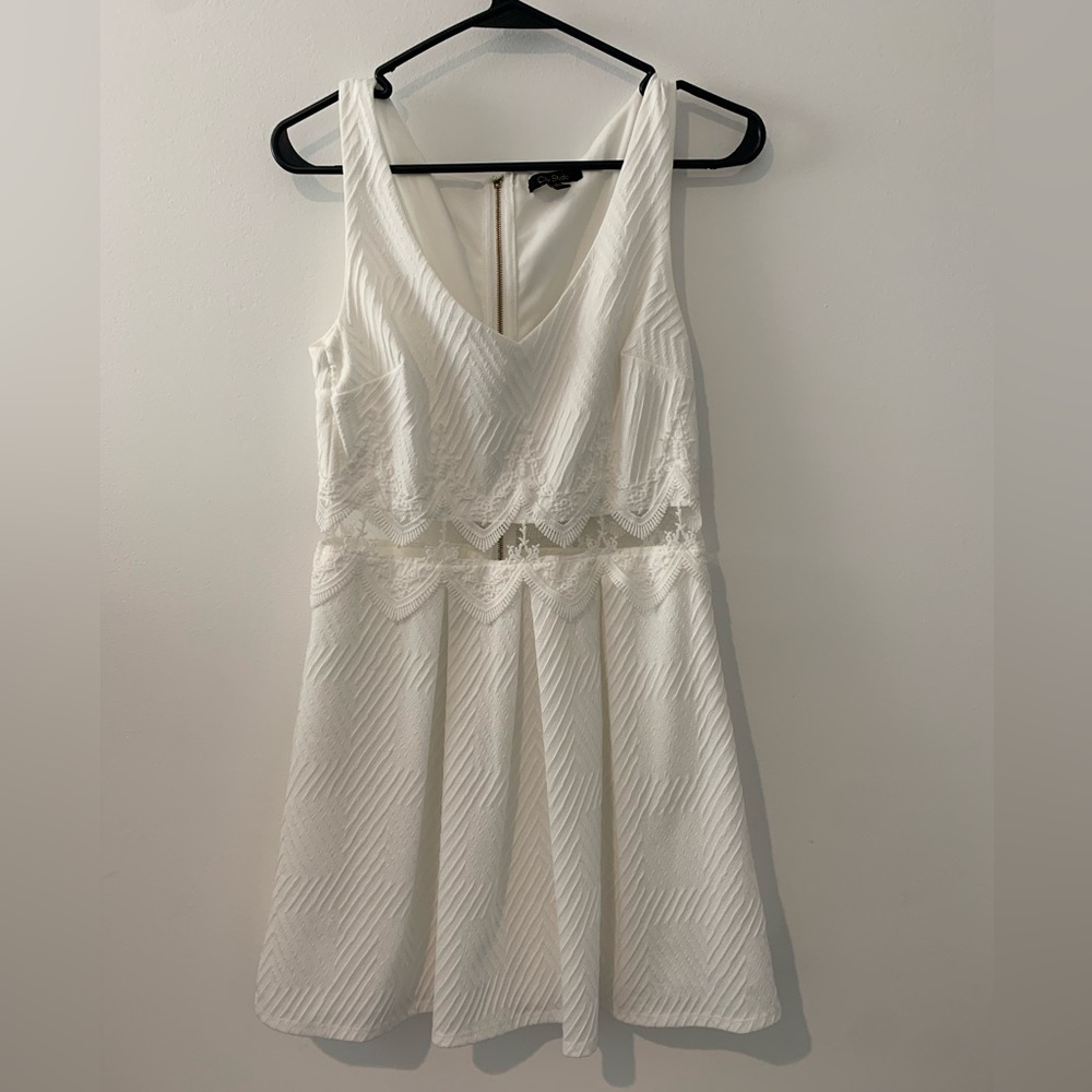 City Studio Junior Size 7 White Vneck Sheer Embroidered Mini Dress Zipper Bridal